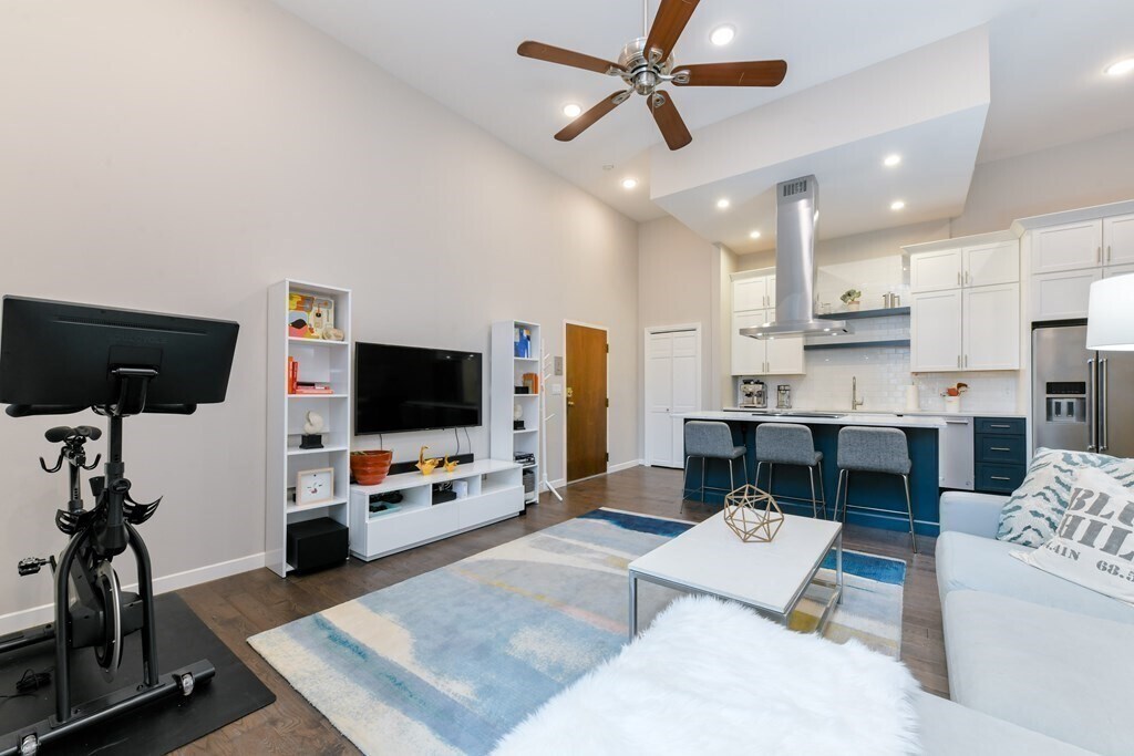 Building Photo - 743 E 4th St