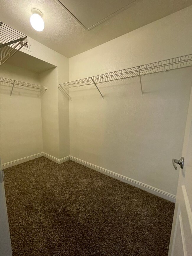 Building Photo - Gorgeous 2nd Floor Unit-Available SOON!