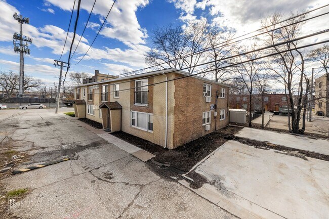 Building Photo - 1516 E 70th St