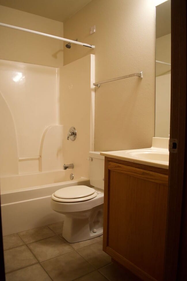 Building Photo - Nice 4 Bed 3 Bath Duplex!