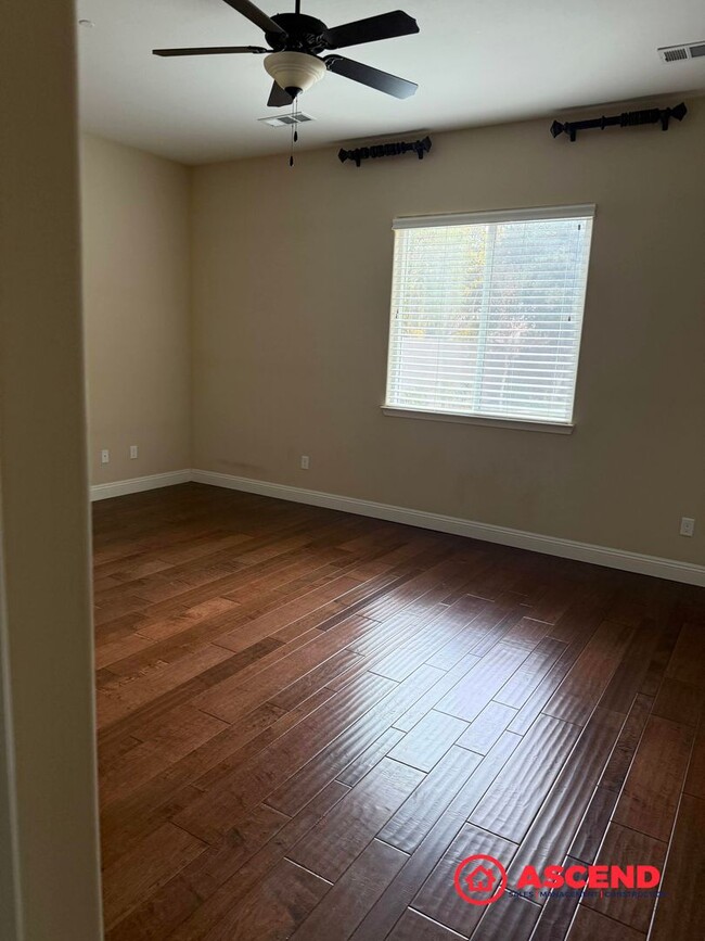 Building Photo - Stunning 4 bedroom + office in Seven Oaks!