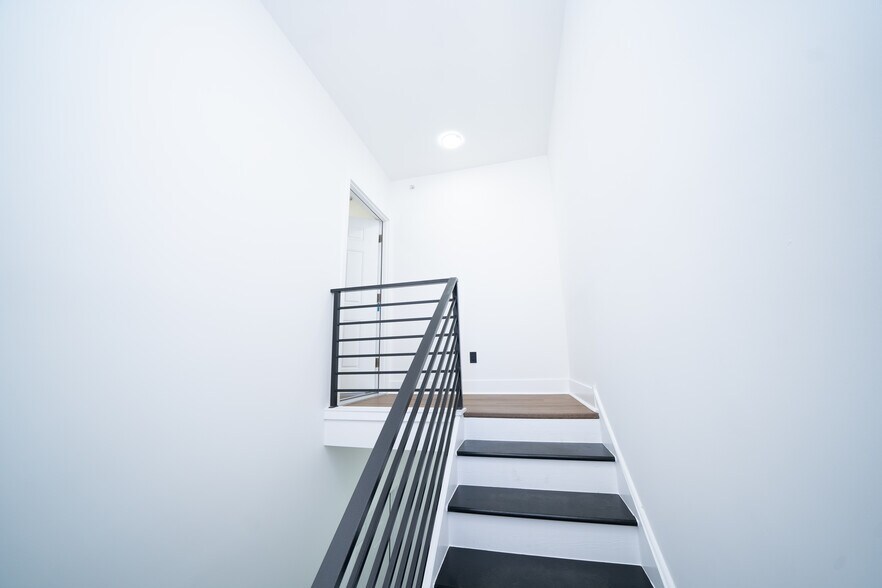 Building Photo - 4927 Catharine St