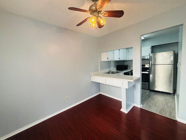 Building Photo - 2/1 Clean apartment