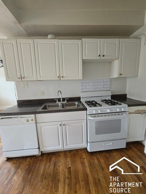 Building Photo - 2859 W Berteau Ave