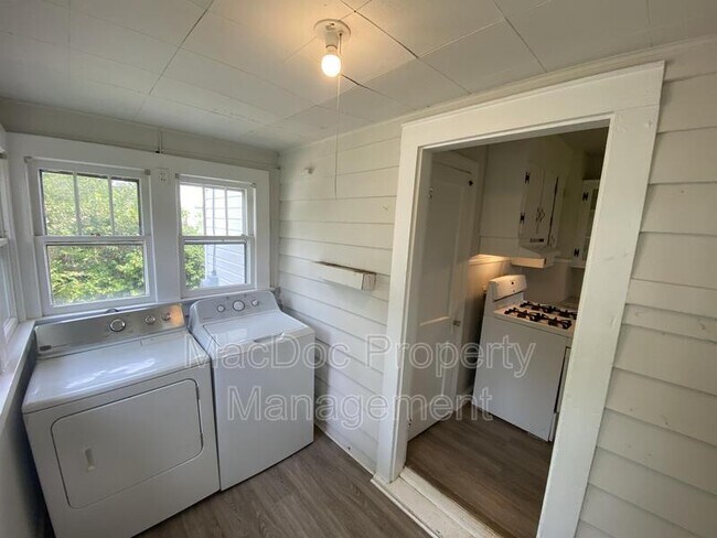 Building Photo - 119 Gibson St