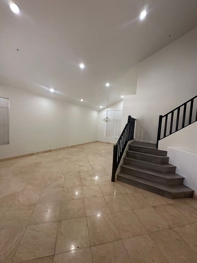 Building Photo - Gorgeous 4 bedroom Scottsdale home with POOL and 3 car garage