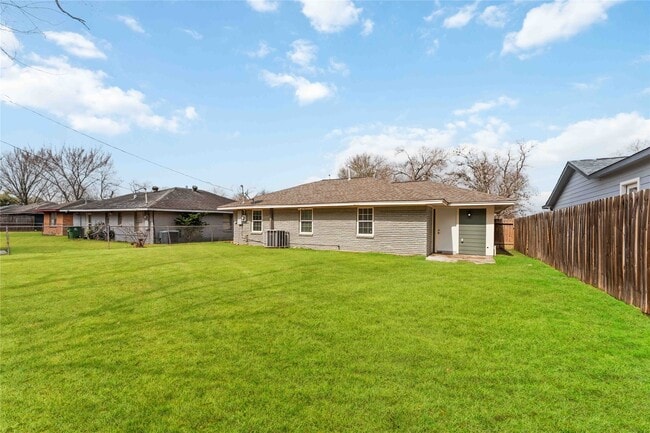 Building Photo - 3122 Sunnydale Dr