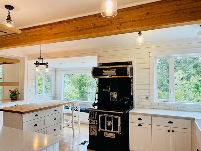 Building Photo - Historic and Peaceful Bainbridge Island Farm