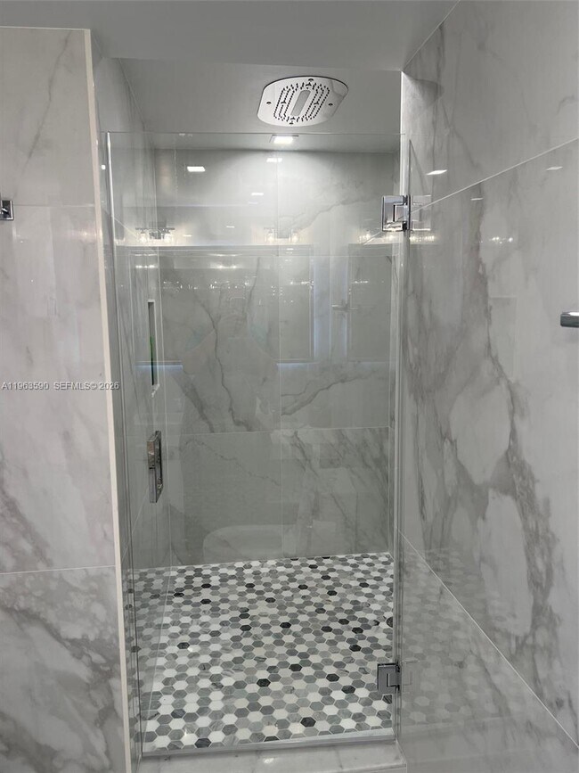 Building Photo - 100 Lincoln Rd