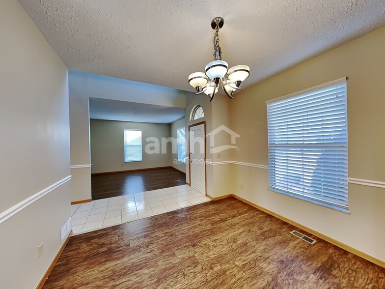 Building Photo - 8865 Kingsley Dr