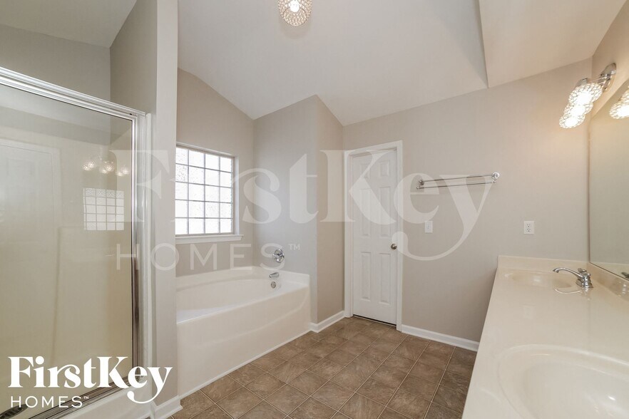 Building Photo - 7271 Silk Tree Pointe