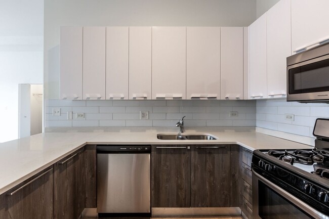 Building Photo - Spacious 3 Bed 2 Bath Duplex Up, In unit W/D in Humboldt Park!