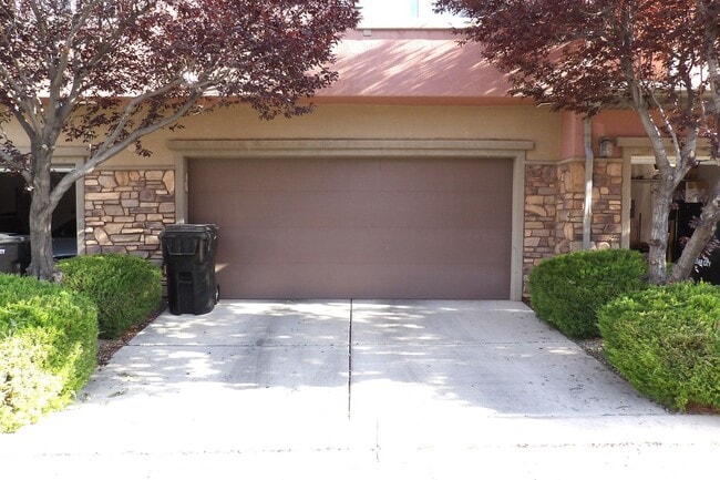 Building Photo - 3 Bedroom Cedar Crossing Townhome