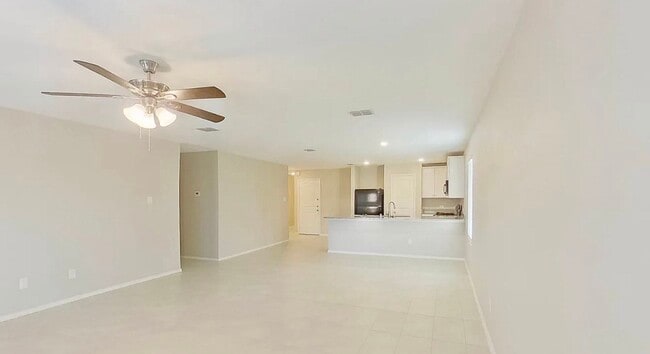 Building Photo - MOVE IN READY