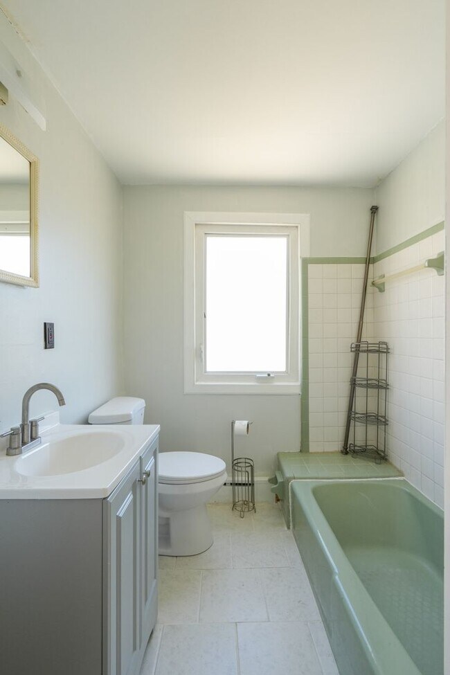 Building Photo - Charming Pennsport Rowhome with Private Backyard Oasis