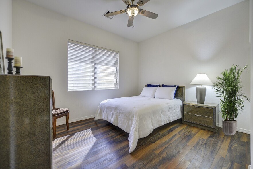 Building Photo - 7634 E San Fernando Dr