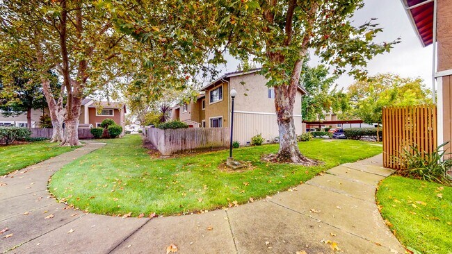 Building Photo - 562 Santa Alicia Dr