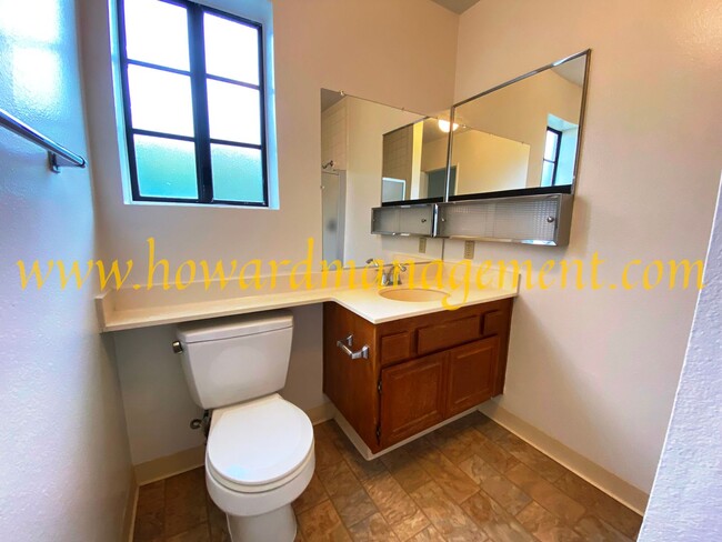 Building Photo - Spacious Townhouse condo with central A/C,...