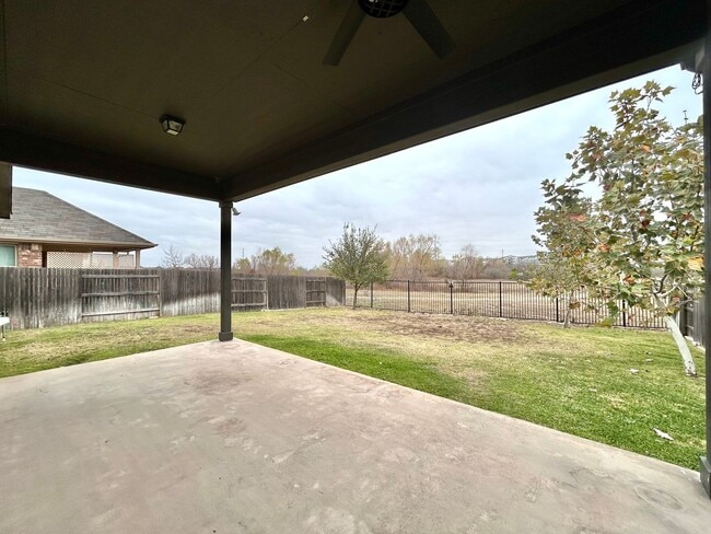 Building Photo - Bright & Beautiful 4 Bed, 3.5 Bath Home with Room for Everyone