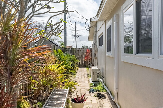 Building Photo - Gorgeous deep water canal front home