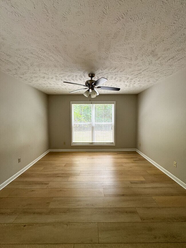 Building Photo - Cute 2 Bed 2 Bath Ground Level Condo with Community Pool