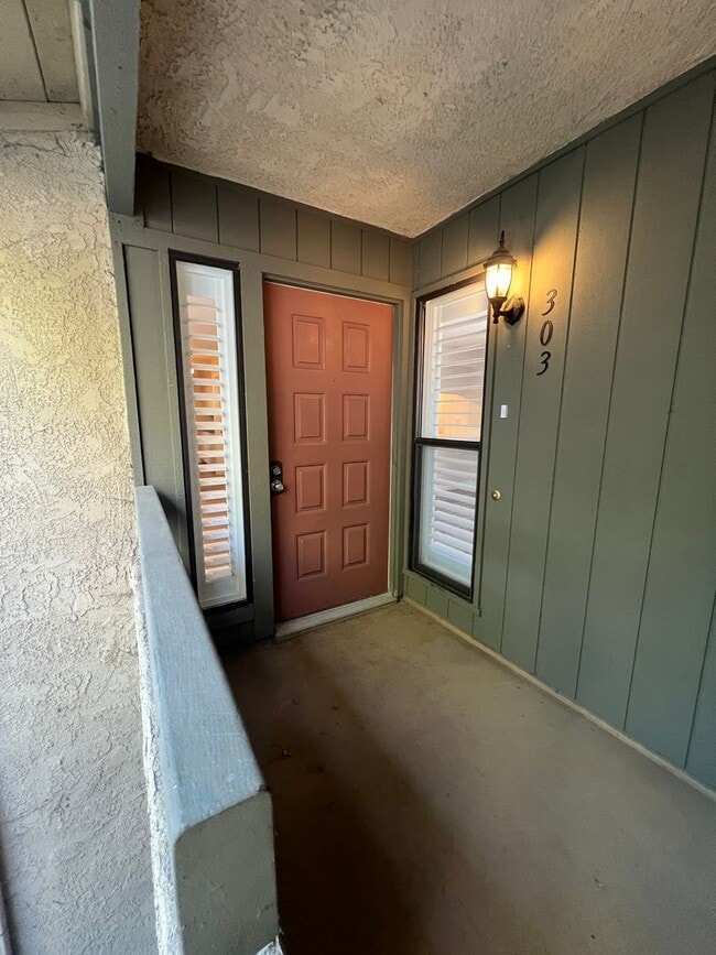 Building Photo - Lovely West Side Ventura Condo