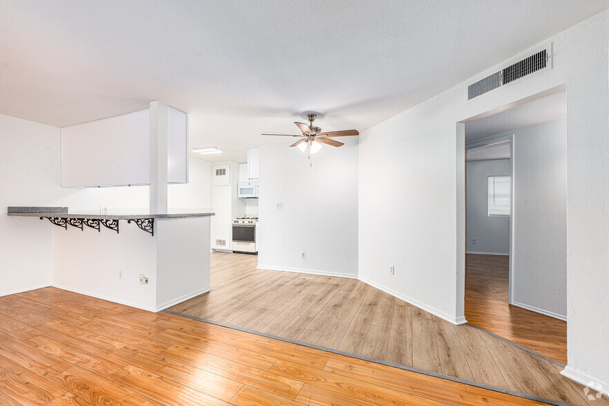 3BR, 2BA - 1200SF - Dining Room - 5621 Klump Ave