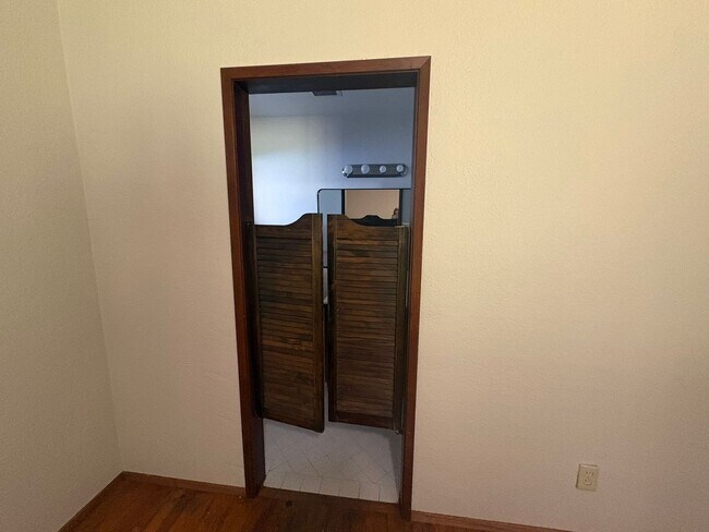 Building Photo - IMMEDIATE MOVE IN! Charming Vintage Sacramento 3 Bed / 1.5 Bath Home with Large Private Yard