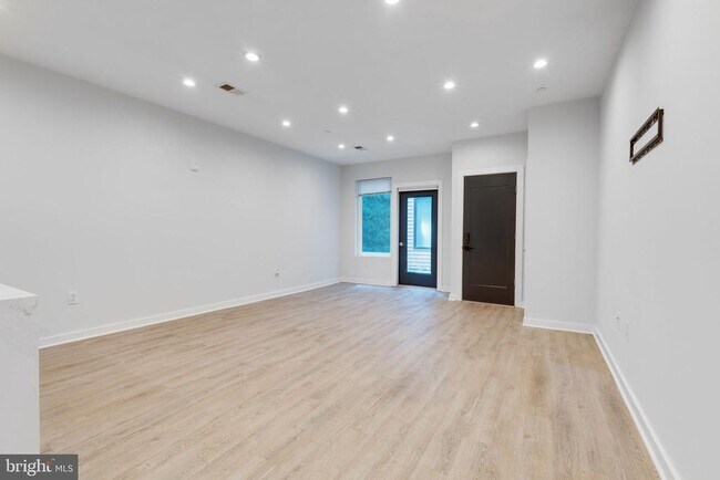 Building Photo - 721 Kennedy St NW