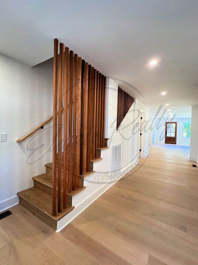 Building Photo - Modern Elegance in the Heart of Nashville ...