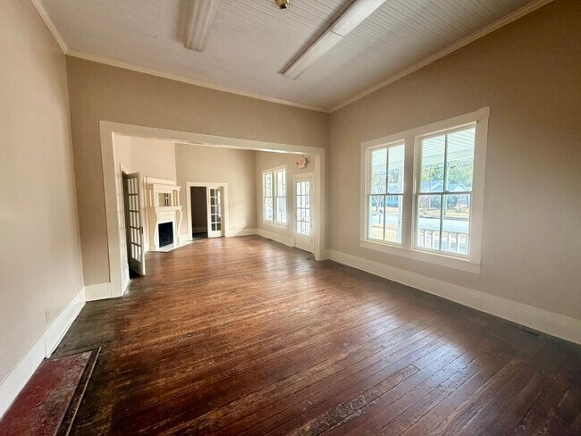 Building Photo - 227 S Zetterower Ave