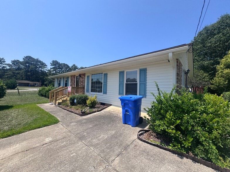 Building Photo - 7363 Hyannis Dr