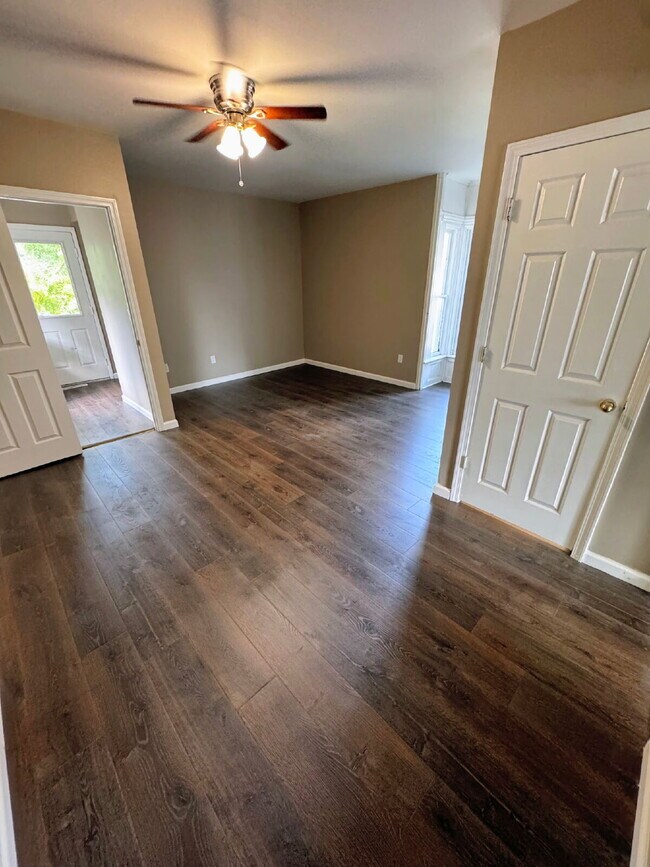 Building Photo - *Spacious 2-Bedroom Apartment with 1.5 Bath Available Now in Batavia!*