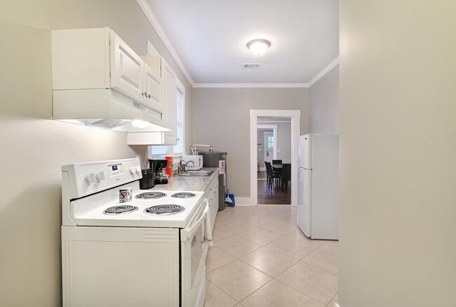 Building Photo - Large Downtown 3BR/2BA House For Rent Walk...