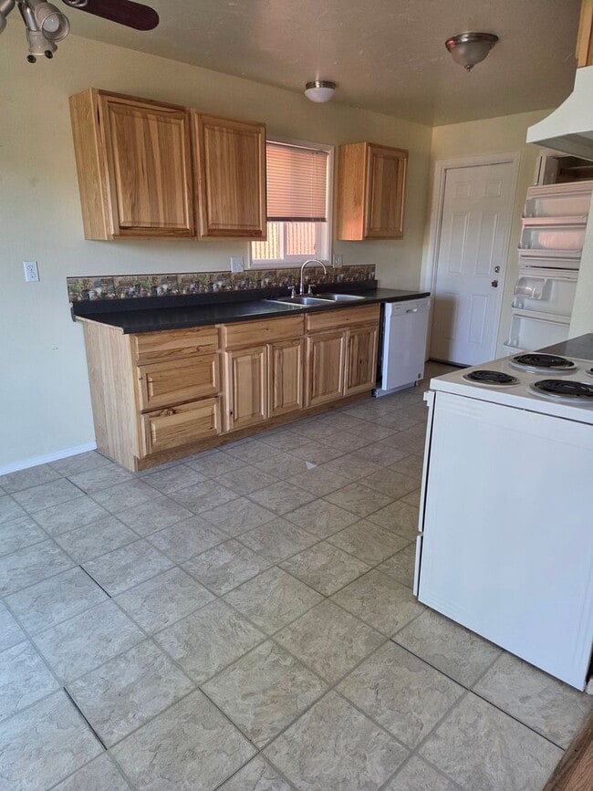 Building Photo - Very nice duplex 2 bedroom 1 bathroom