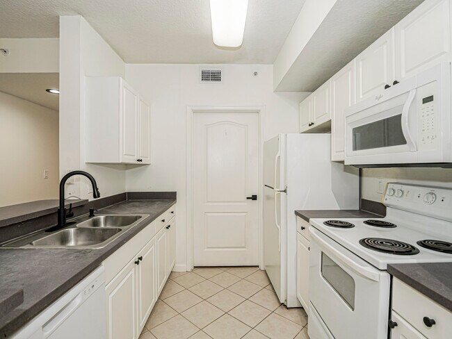 Building Photo - 5090 Fairways Cir