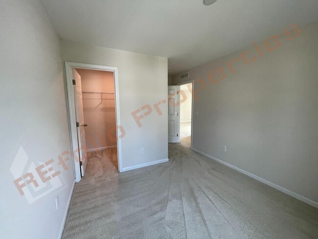 Building Photo - Beautiful 4 Bedroom 2.5 Bathroom End Unit ...