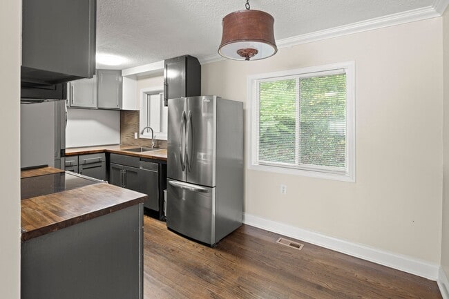 Building Photo - Renovated Cottage - Central West Asheville...
