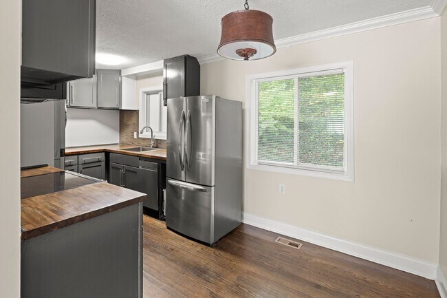 Building Photo - Renovated Cottage - Central West Asheville Location