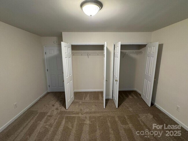 Building Photo - 6610 Cedar Cliff Dr