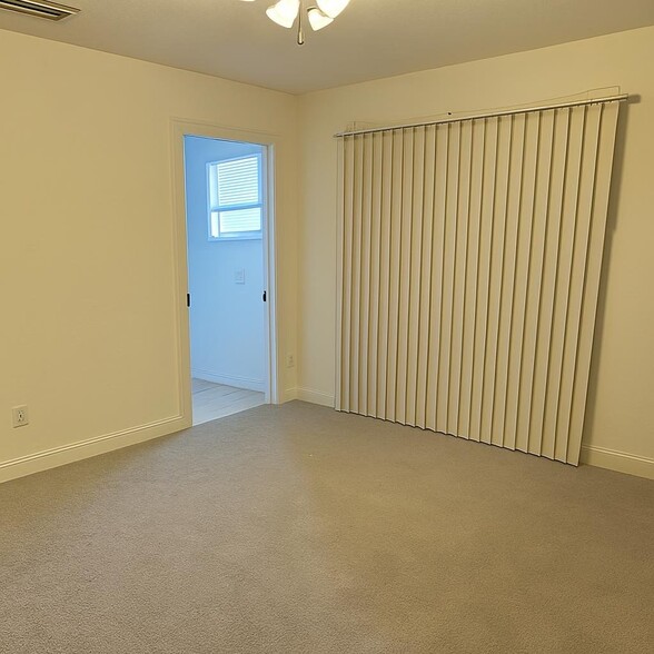 Building Photo - 711 SE 12th Ct
