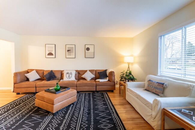 Building Photo - Spacious Updated Unit of Quadplex Availabl...
