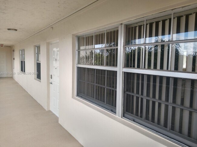 Building Photo - 3510 Oaks Way