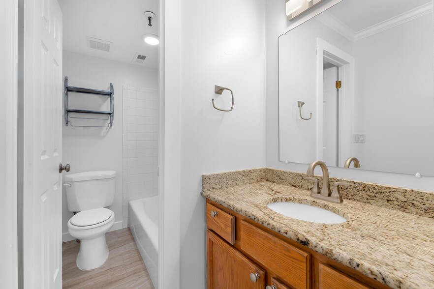 Master bathroom ensuite - 1650 Upper Ironhorse Loop