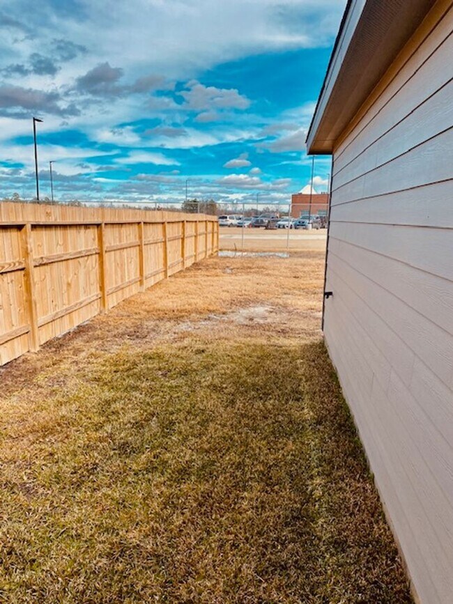 Building Photo - Beautiful Brand New 3 bedroom 2 bath lease...