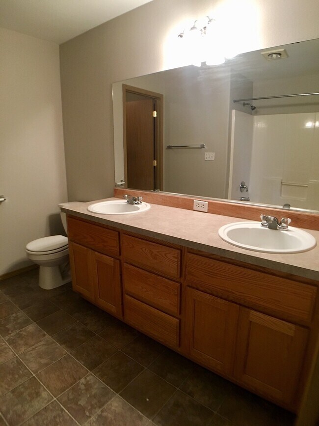 Building Photo - Finic5