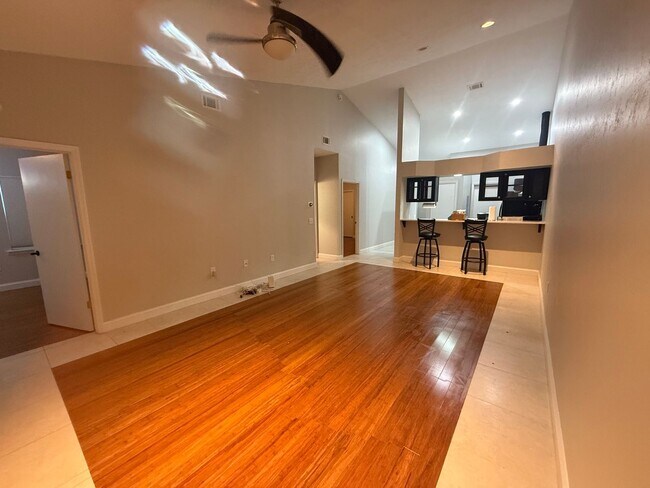 Building Photo - 2 Bed / 2 Bath Condo in The Gables
