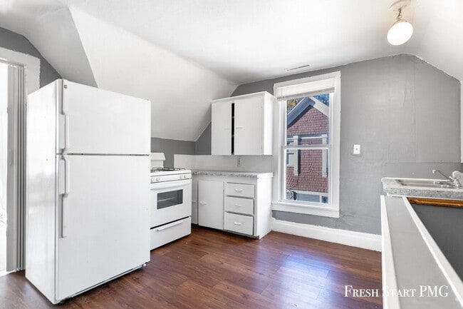 Building Photo - Spacious Upstairs Unit with 3 Flexible Roo...