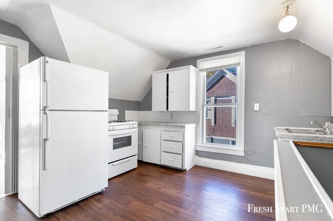 Building Photo - Spacious Upstairs Unit with 3 Flexible Rooms & Full Kitchen