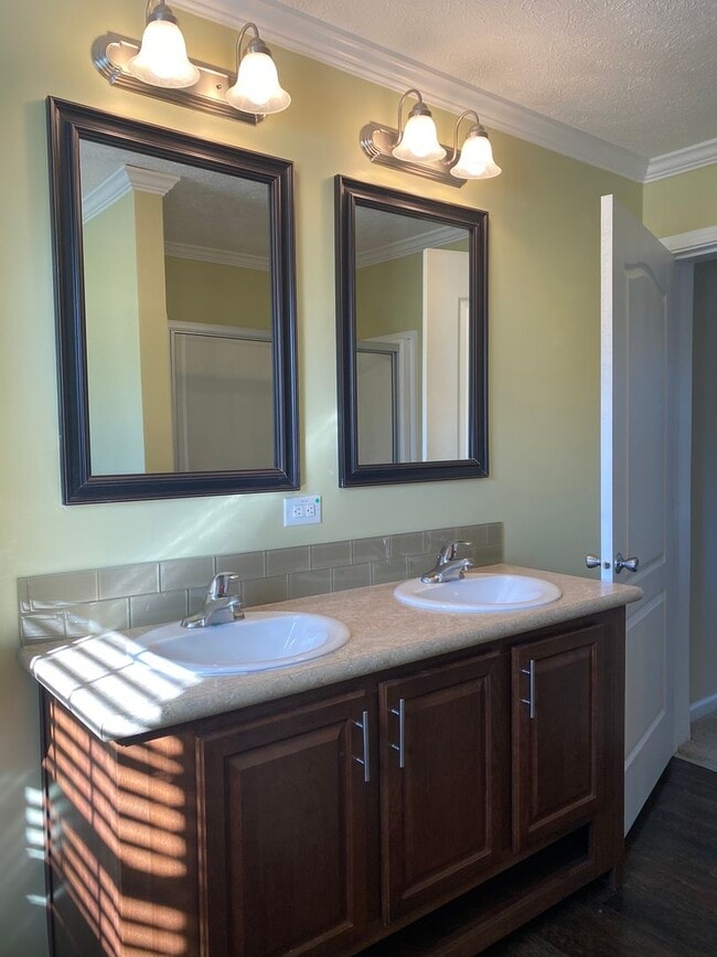 Building Photo - SUBLEASE through May 2026 3 Bedroom 2 Bath-Beautiful Views